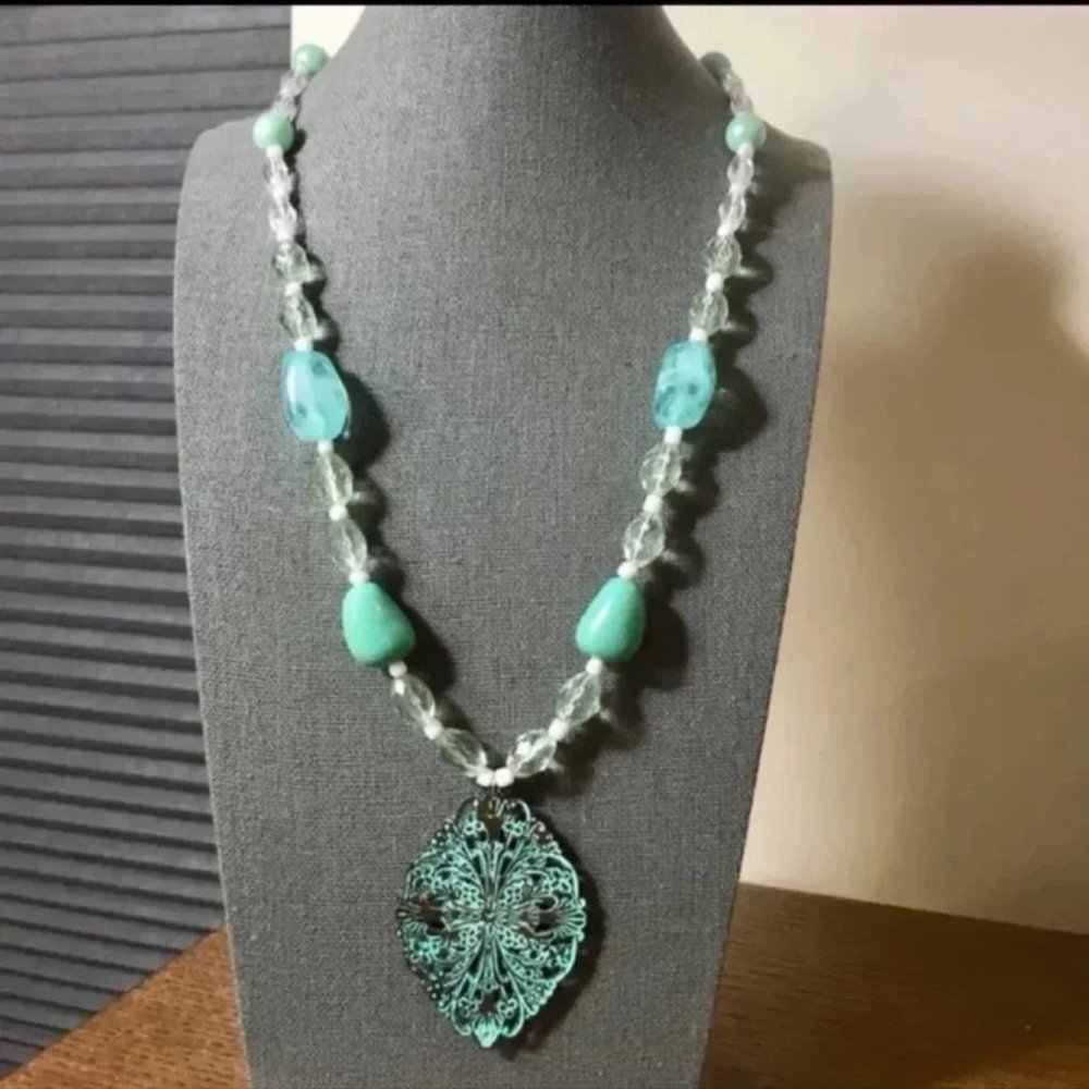 3/$25 ** Blue and clear beads necklace NWOT